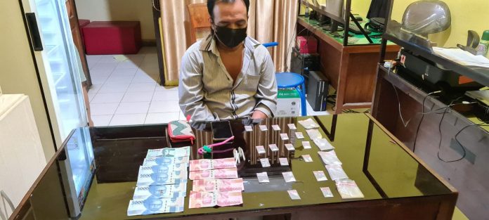 Pelaku dan barang bukti saat diamankan polisi. 