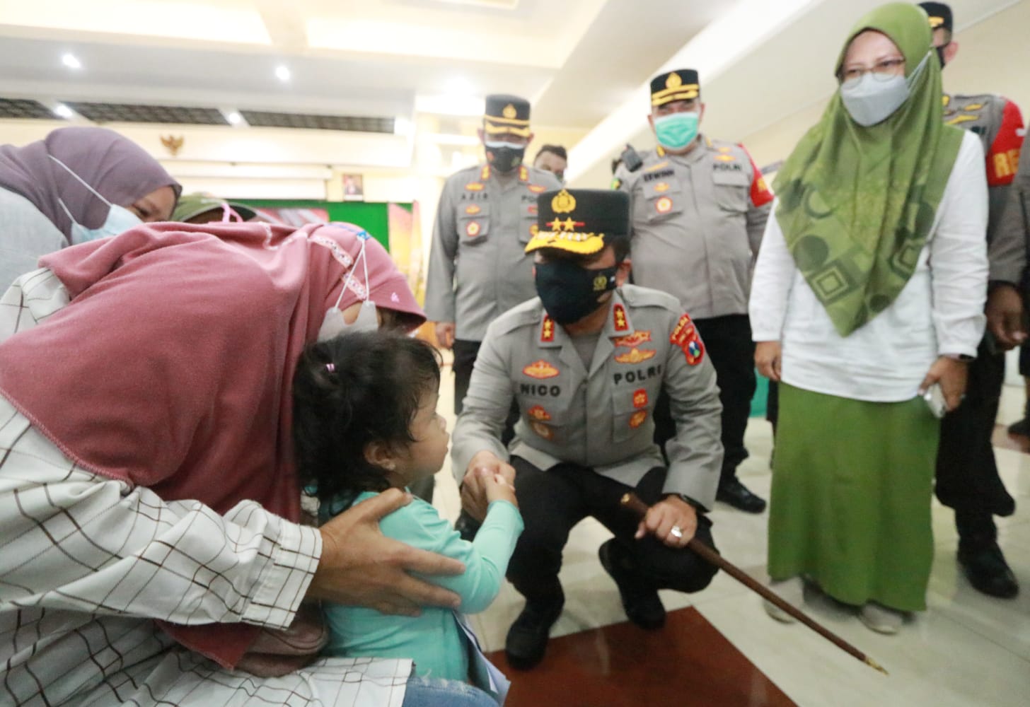 Kapolda Jatim Irjen Pol Nico Afinta saat melakukan peninjauan warga yang akan divaksin Selasa (7/9/2021)