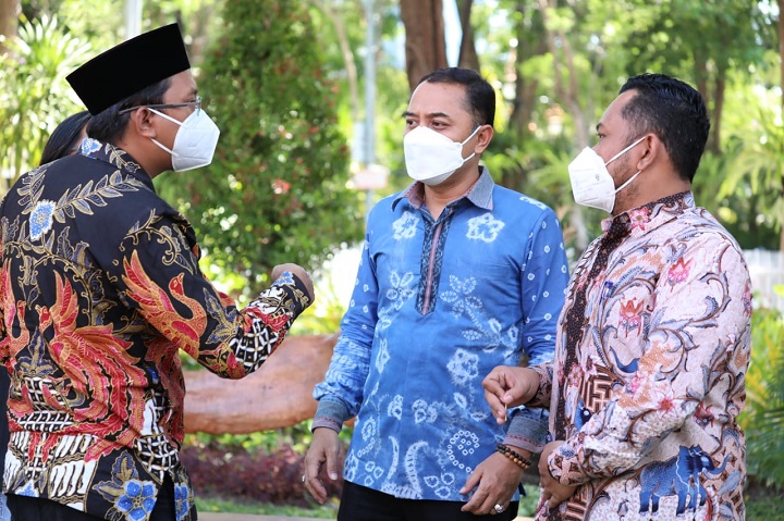 Bupati Sidoarjo Ahmad Muhdlor saat berbincang dengan Wali Kota Surabaya Eri Cahyadi dan Bupati Gresik Fandi Ahmad Yani. SP/Sugeng Purnomo