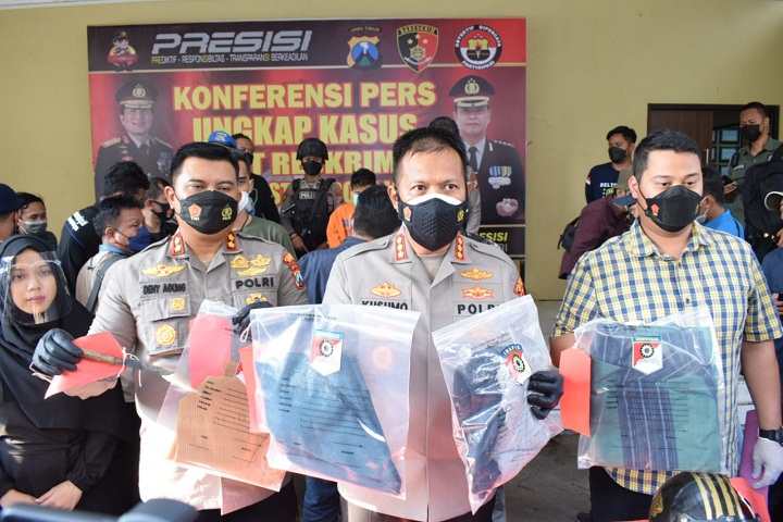Kapolresta Sidoarjo Kombes Pol Kusumo Wahyu Bintoro beber barang bukti dan pelaku pembunuhan. SP/Sugeng Purnomo