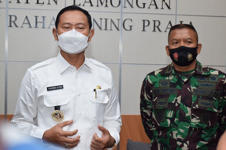 Bupati dan Dandim saat menyampaikan Lamongan masuk level 1. SP/MUHAJIRIN KASRUN