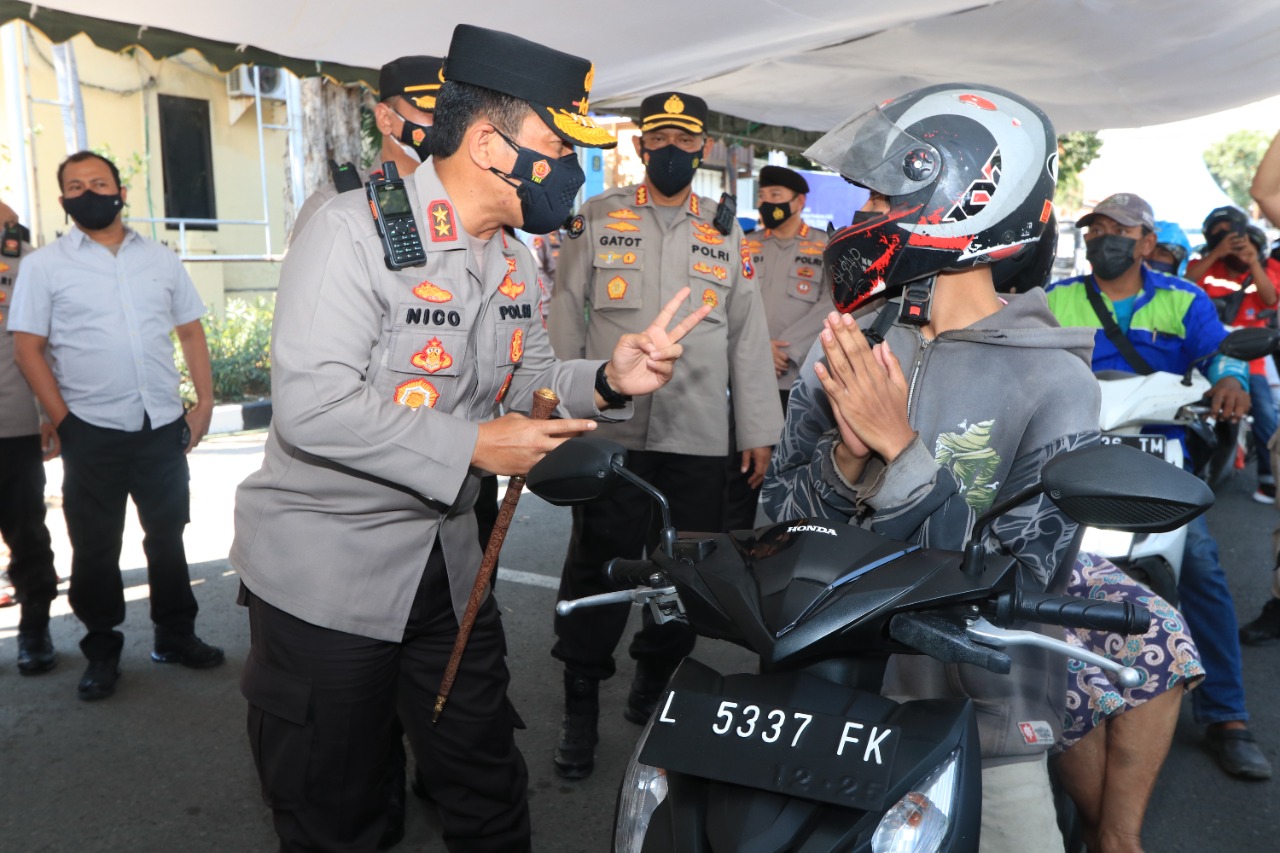 Kapolda Jatim Irjen Pol Nico Afinta berbincang dengan pengendara mengikuti vaksi Drive Thru di Polres Tanjung Perak Rabu (8/9/2021)