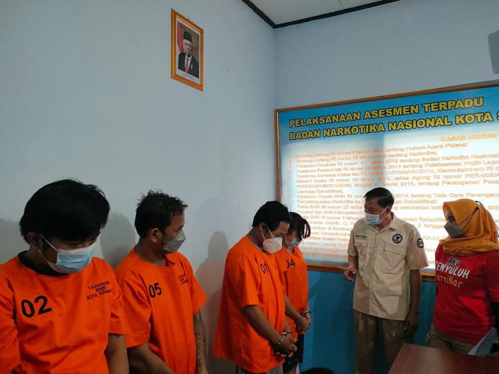 Empat tersangka kasus penyalahgunaan narkoba yang diamankan BNN. SP/Semmy Mantolas