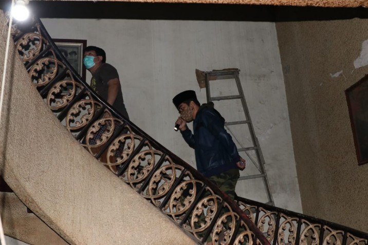 Tim Bidlabfor dari Polda Jatim dan Polresta Mojokerto melakukan penyelidikan rumah di Jalan Karyawan Baru, Kelurahan Sentanan, Kecamatan Magersari. SP/Dwy AS
