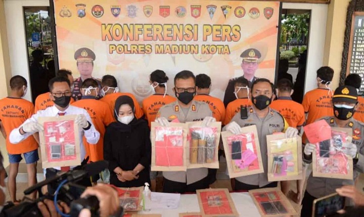 Polisi mengungkap kasus narkoba saat Operasi Tumpas Narkoba Semeru 2021