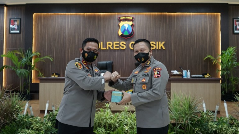 Kapolres AKBP Mochamad Nur Azis dan mantan Kapolres AKBP Arief Fitrianto pada acara perpisahan di mapolres. SP