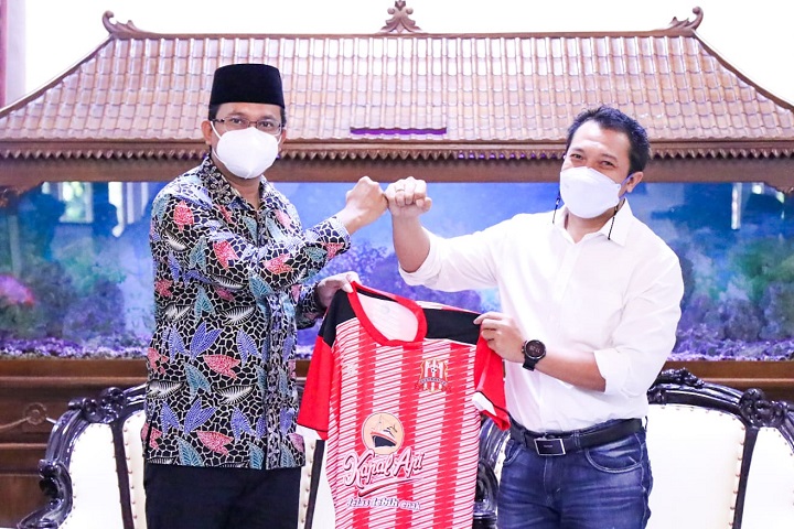 Bupati Sidoarjo Gus Muhdlor dan Amir Burhanuddin bos baru Deltras Sidoarjo. SP/Sugeng Purnomo