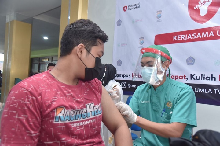 Mahasiswa mengikuti vaksin untuk persiapan pembelajaran tatap muka. SP/MUHAJIRIN KASRUN
