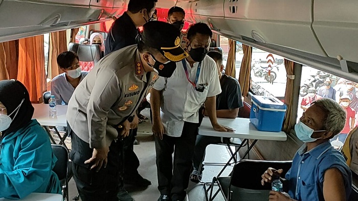 Kapolresta Sidoarjo Kombes Kusumo Wahyu Bintoro bersama Waka Polresta Sidoarjo AKBP Deny Agung Andriana, dan pejabat utama turut hadir di acara vaksinasi COVID-19, Rabu (15/9/2021). SP/ SUGENG PURNOMO