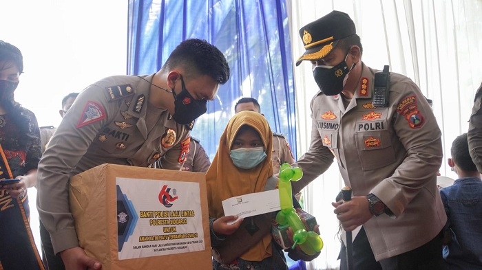 Acara Vaksinasi dan Pengangkatan Orang Tua Asuh Anak Yatim Piatu Terdampak Covid-19 di Alun-alun Sidoarjo, Jumat (17/9/2021). SP/SUGENG