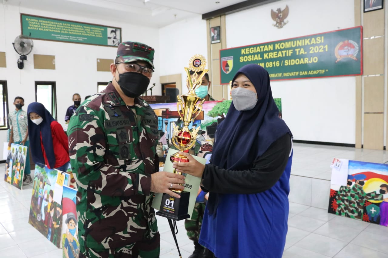 Dandim 0816/Sidoarjo Letkol Inf. M. Iswan Nusi S. H bersama peserta juara lomba lukis.