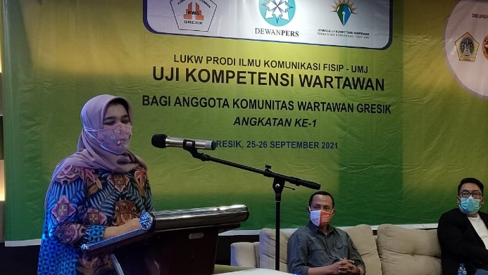 Direktur LUKW Prodi Ilmu Komunikasi FISIP-UMJ Tria Patrianti saat membuka kegiatan UKW KWG-Smelting. SP