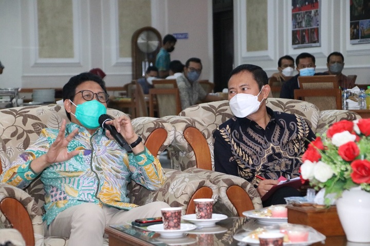 Gus Menteri Desa, Pembangunan Daerah Tertinggal dan Transmigrasi (Kemendes PDTT) Abdul Halim Iskandar, saat memaparkan konsep dihadapan bupati Lamongan. SP/MUHAJIRIN KASRUN