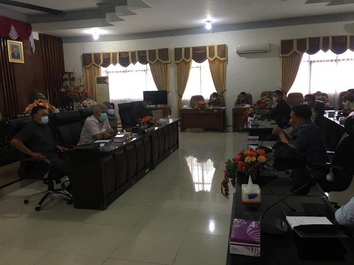 Pengelola tempat karaoke di Kota Mojokerto saat mengadu ke Dewan Perwakilan Rakyat Daerah (DPRD). SP/Dwy Agus Susanti