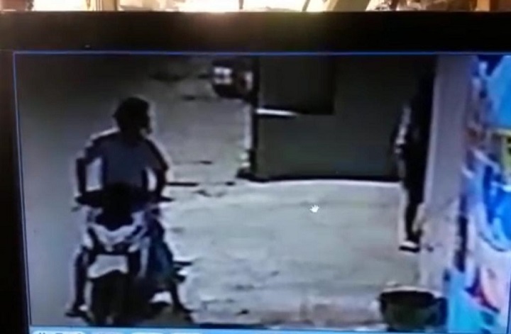 Foto tangkap layar CCTV saat terduga pelaku membawa motor korban. SP/Gawang Tangguh