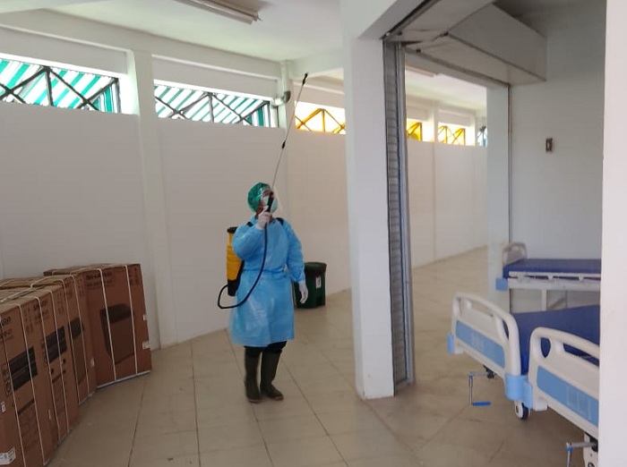 Petugas saat melakukan sterilisasi ruangan di RSLI Surabaya. SP/Semmy Mantolas.