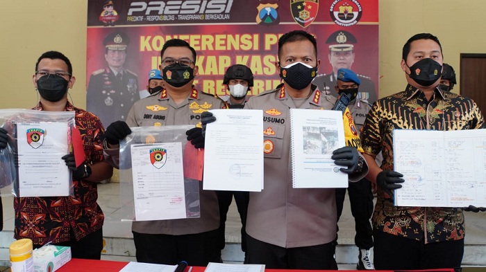 Kapolresta Sidoarjo Kombes Pol Kusumo Wahyu Bintoro beber barang bukti dan mantan kades yang dibui.SP/ SUGENG PURNOMO.