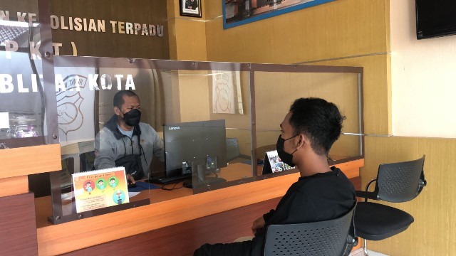 Korban saat melaporkan aksi pencurian motor ke polisi. SP/Hadi Lestariono