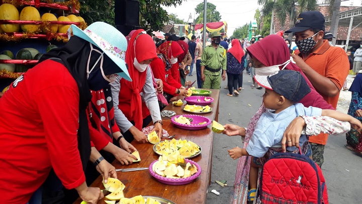 Warga menikmati buah semangka sepuasnya. SP/MUHAJIRIN KASRUN