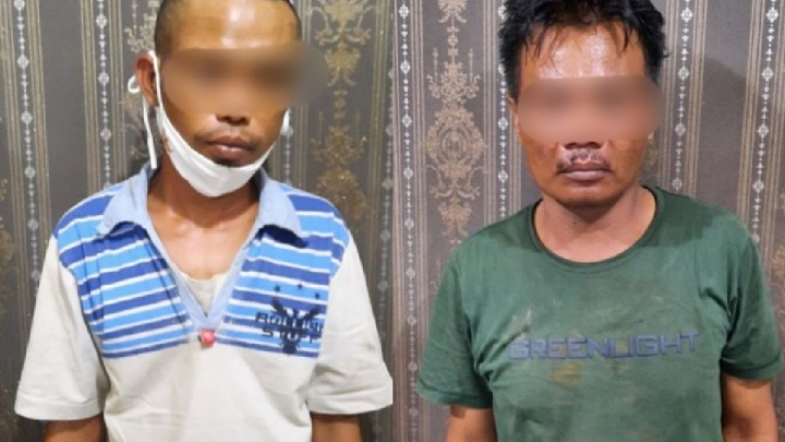 Kedua pelaku saat berhasil diamankan polisi. SP/Gawang Tangguh