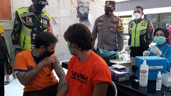 Beberapa tahanan Polsek Sukolilo mendapat vaksinasi covid-19 tahap pertama.