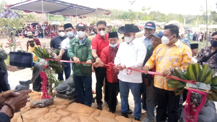 Potong pita sebagai penanda diresmikannya Wisata Airlangga di Desa Patakan Kec Sambeng Lamongan.