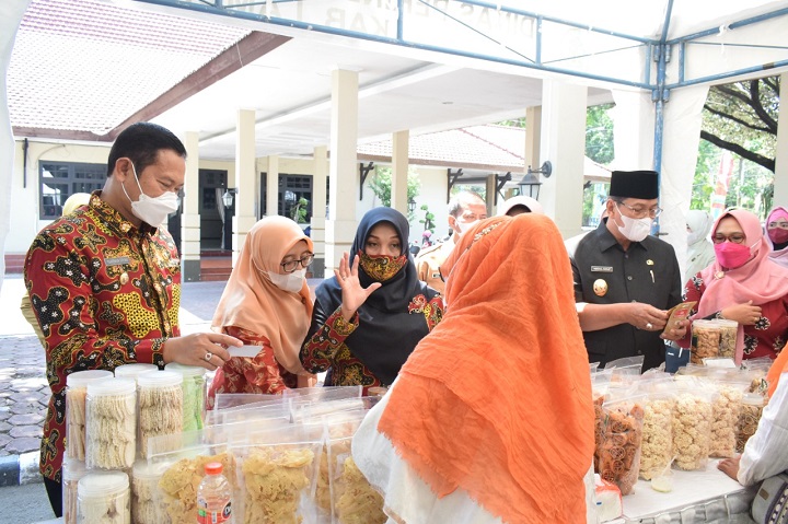 Bupati dan Wabup masing-masing beserta istri saat melihat jajanan hasil para pelaku UMKM. SP/MUHAJIRIN KASRUN
