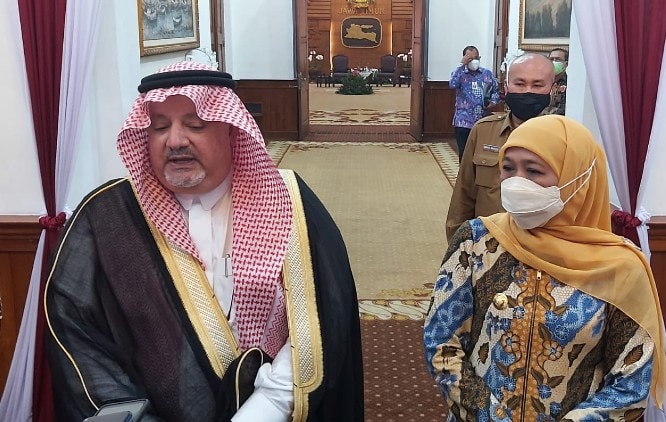 Duta Besar Arab Saudi untuk Indonesia, Essam bin Abed al-Thaqafi menemui Gubernur Jawa Timur Khofifah Indar Parawansa, Senin (11/10) malam. SP/IST