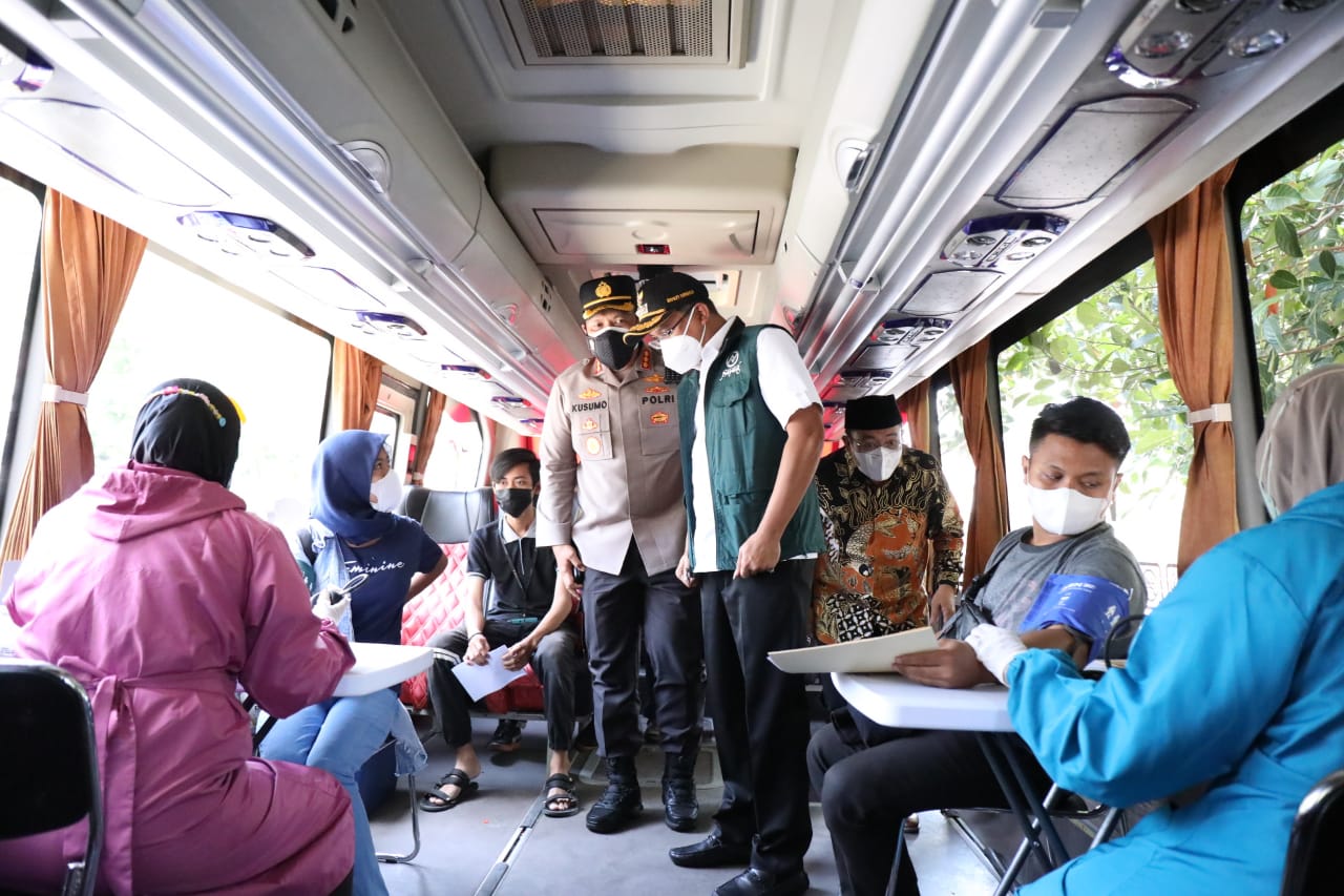 Forkopimda Sidoarjo meninjau Vaksinasi Covid-19 dosis kedua, bagi keluarga besar wartawan Sidoarjo dan masyarakat, Rabu (13/10/2021) di Balai Wartawan Sidoarjo.SP/SUGENG