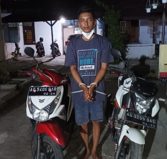 Pelaku dan barang bukti yang diamankan polisi