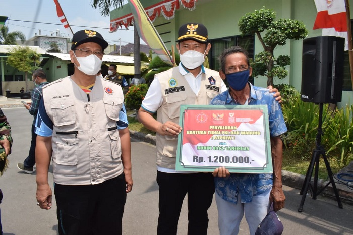 Bupati menyerahkan secara simbolis bantuan Rp 1,2 juta kepada perwakilan PKL dan Warung.SP/MUHAJIRIN KASRUN