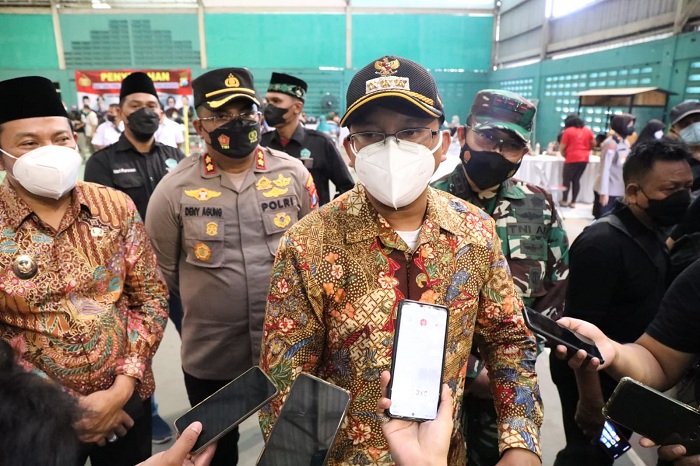 Bupati Sidoarjo Gus Muhdlor saat beri keterangan. SP/SUGENG
