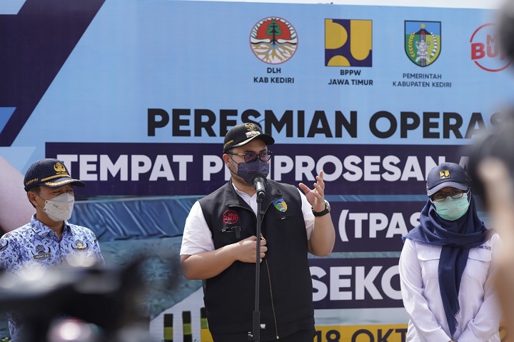 Mas Bup Ditho saat meresmikan pengoperasian Tempat Pemrosesan Akhir Sampah (TPAS) baru di Kabupaten Kediri