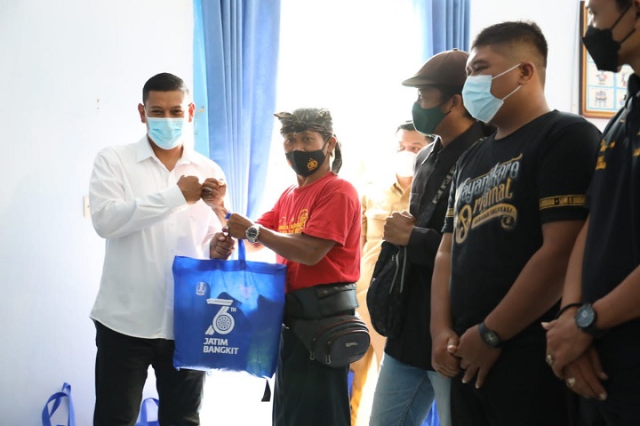 Wali kota Kediri Abdullah Abu Bakar saat memberikan bantuan sosial kepada 170 pelaku seni dan diberikan secara simbolis.