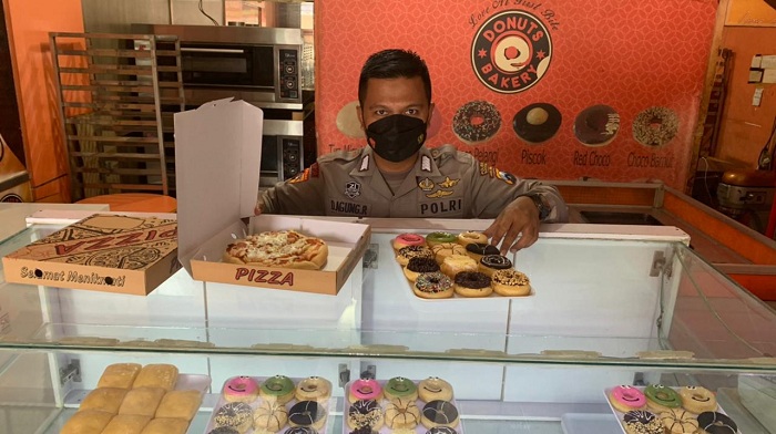 Bripka Dwi Agung Runsubekti, anggota Bag Ops Polresta Sidoarjo mengembangkan wirausaha kuliner donat.