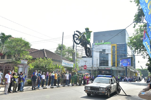 Atlet Motorcross saat menunjukan kemampuannya dalam atraksi di depan Pendopo Lokatantra. SP/MUHAJIRIN KASRUN