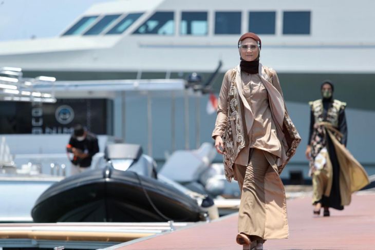 Pergelaran Banyuwangi Moslem Fashion Festival di dermaga Pantai Marina Boom, Sabtu (23/10/2021). 