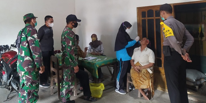 Petugas saat ikut mengawal pelaksanaan tracing di Bluluk Lamongan.SP/MUHAJIRIN KASRUN