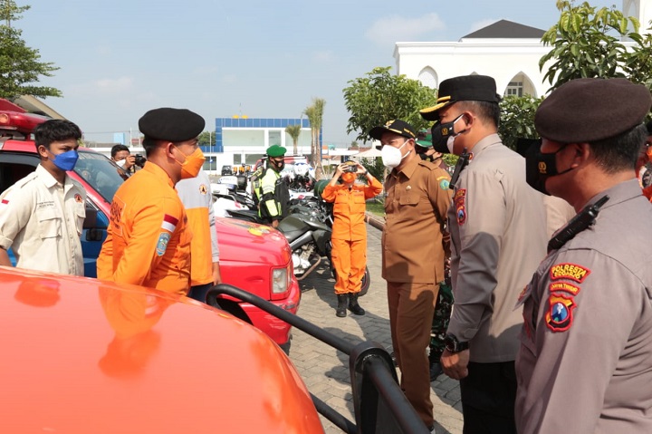 Wabup Sidoarjo Subandi dan Kapolresta Sidoarjo Kombes Pol Kusumo Wahyu Bintoro mengecek kesiapan mobil siaga bencana. SP/Sugeng Purnomo
