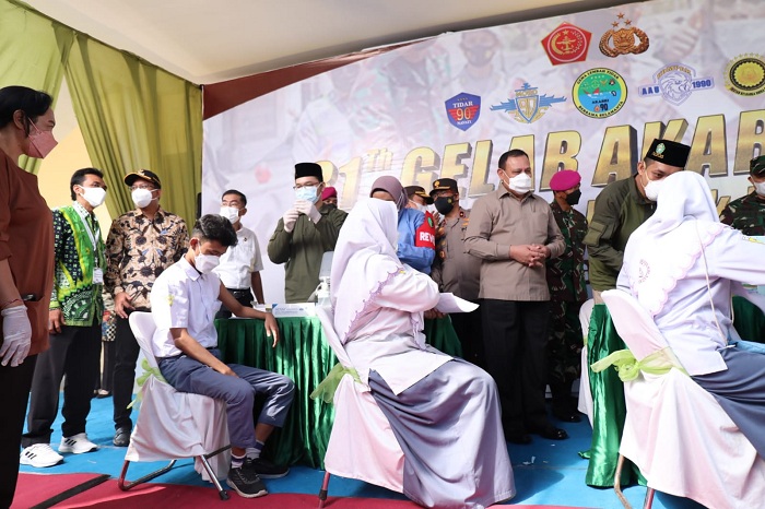  Pelaksanaan vaksinasi pelajar dan orang lanjut usia (lansia) di YPM Universitas Ma'arif Hasyim Latief, Ngelom, Kecamatan Taman Kabupaten Sidoarjo, Selasa (26/10/2021).SP/SUGENG