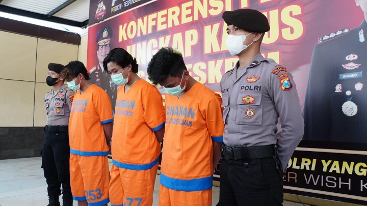 Polisi menunjukkan ketiga pelaku pembunuhan saat rilis. SP/Sugeng Purnomo 