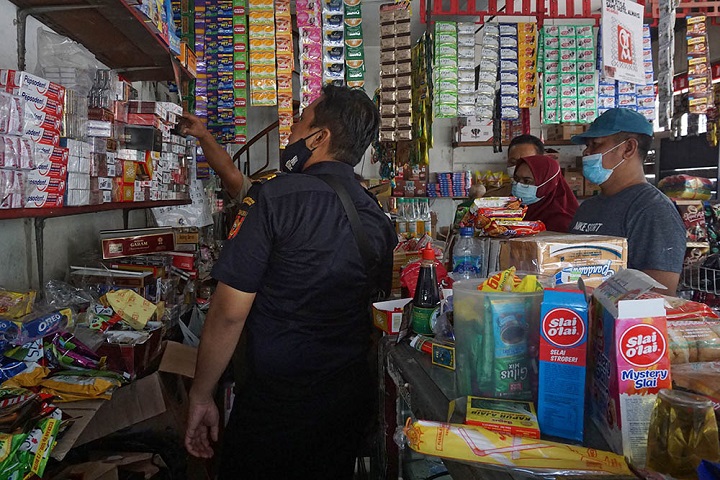 Petugas Kantor Bea dan Cukai Kota Kediri saat melakukan razia di sejumlah toko di pasar tradisional Kota Kediri