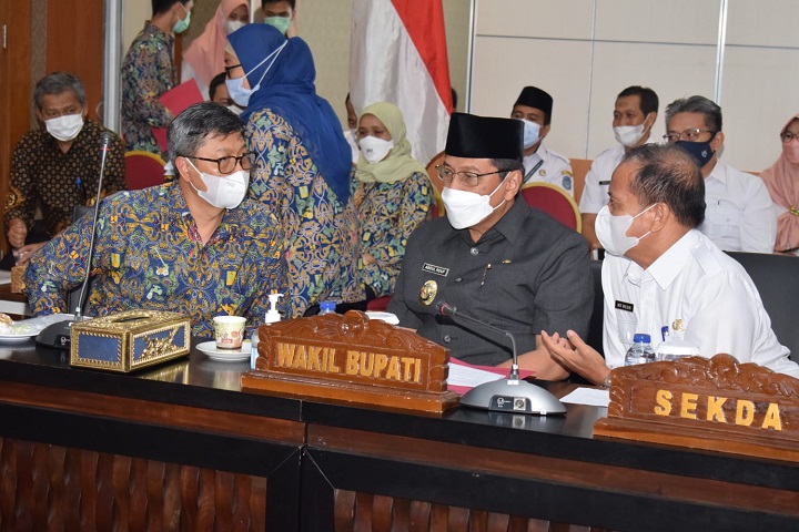 Deputi PMK saat berbincang dengan Wabup dan sekda saat datang ke Lamongan. SP/MUHAJIRIN KASRUN