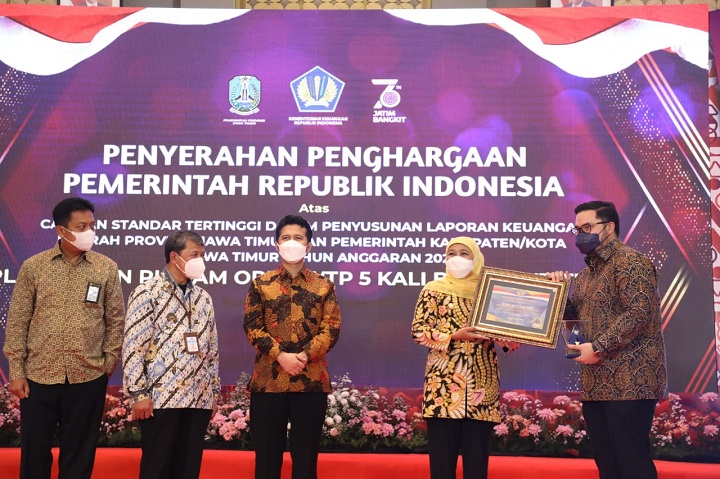 Gubernur Jatim Khofifah Indar Parawansa memberikan penghargaan WTP kepada Bupati Kediri Hanindhito Himawan Pramana
