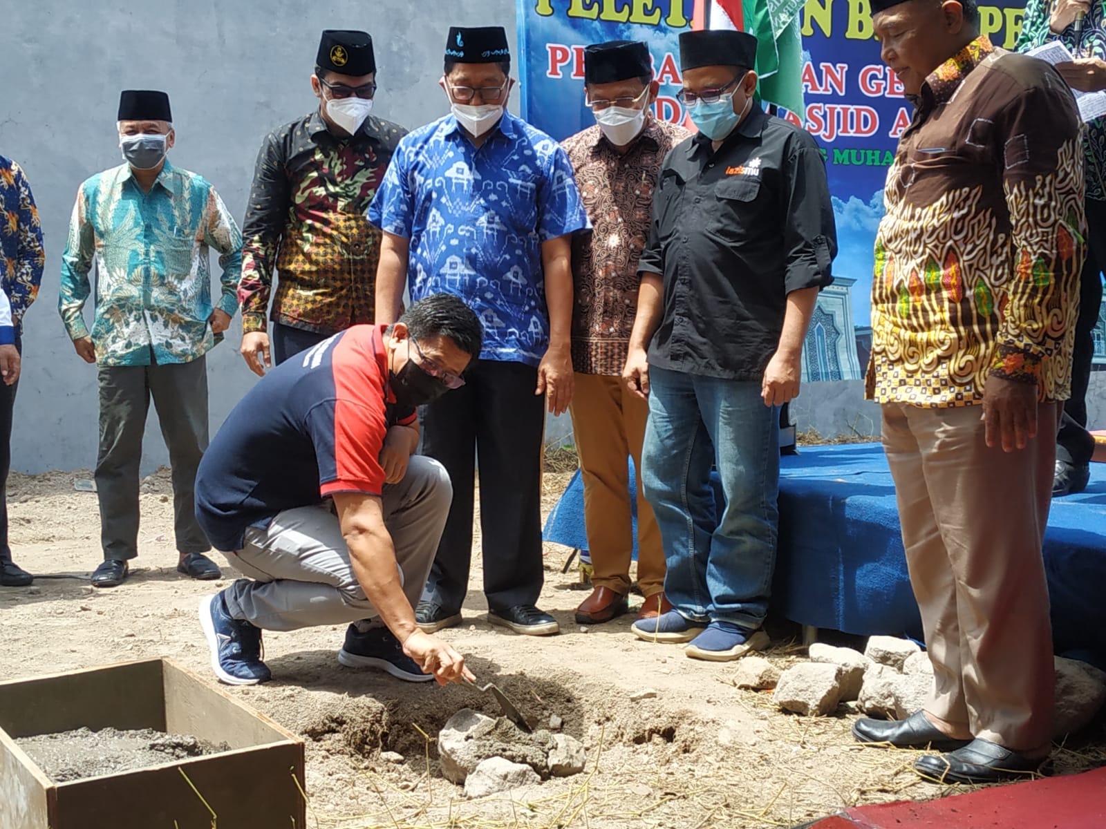 Perwakilan dari Alfamidi saat peletakan batu pertama pembangunan Masjid Ar Rayyan Buduran Sidoarjo