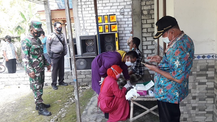 Masyarakat di Desa Guci Kecamatan Karanggeneng Lamongan saat mengikuti vaksin.SP/MUHAJIRIN KASRUN