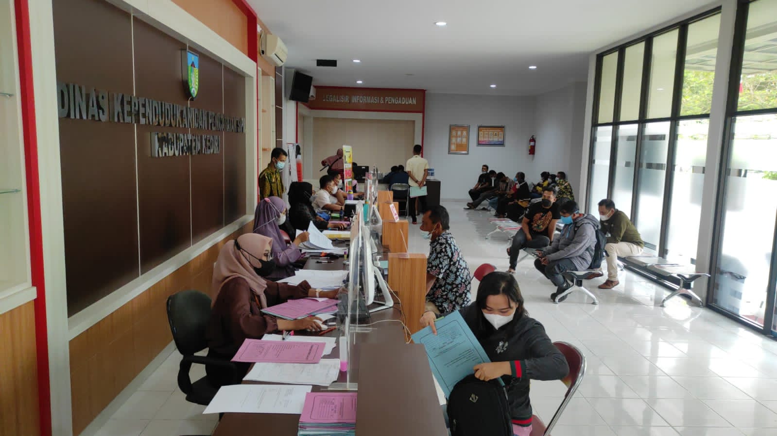 Suasana pelayanan di Kantor Disdukcapil Kabupaten Kediri