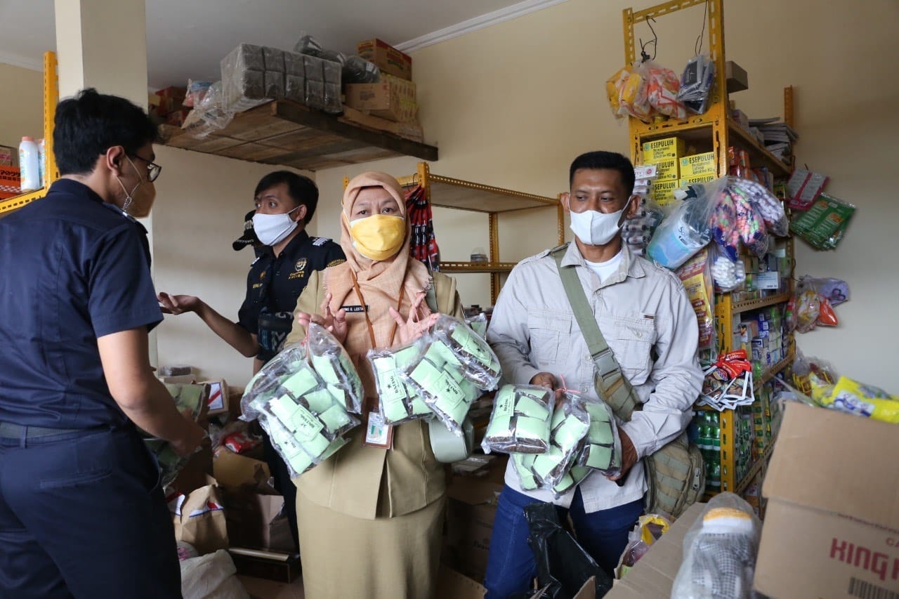 Petugas Gabungan mengamankan rokok dan tembakau iris tanpa cukai.