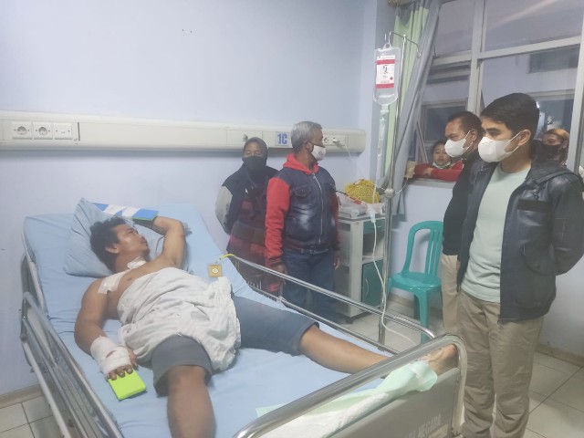 Kapolresta Mojokerto AKBP Rofiq Ripto Himawaan saat mencek kondisi korban saat dilakukan perawatan di rumah sakit. 