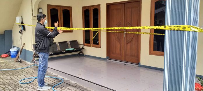 Vila di Prigen yang menjadi lokasi ditemukan korban tewas dipasang garis polisi. 